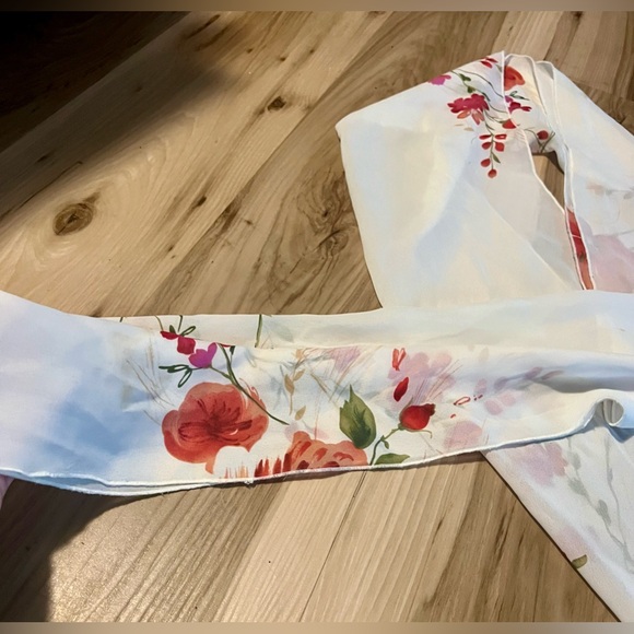 Beautiful White Floral Scarf - Picture 3 of 3